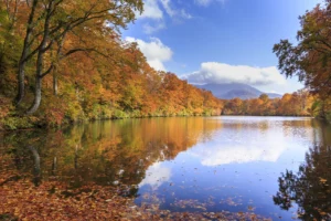 myoko togakushi renzan kama pond autum